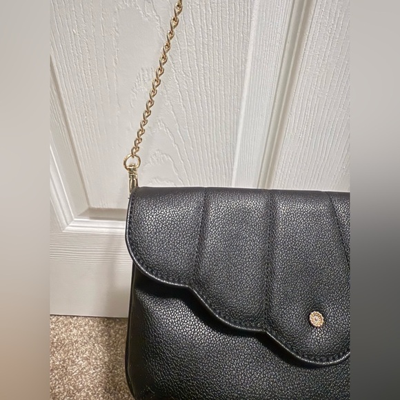 LC Lauren Conrad Black Quilted Scallop Crossbody Bag - Picture 3 of 3